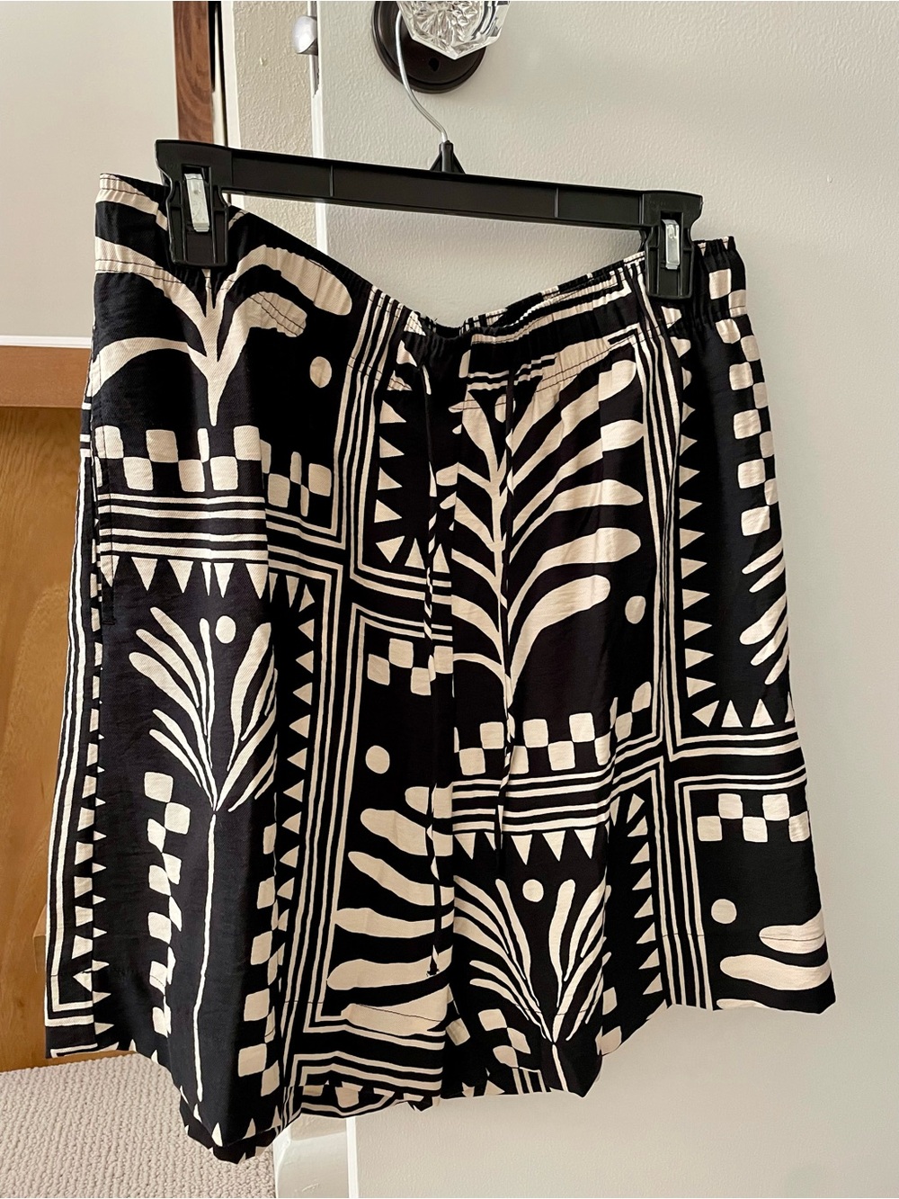 NWT: H&M - Women Black & Cream Graphic Print Shorts